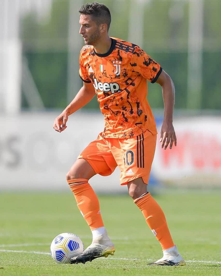 ロドリゴ・ベンタンクールのインスタグラム：「Stamattina amichevole contro il Novara. Si avvicina l’inizio del campionato ⚽️ #ForzaJuve ⚪️⚫️ @juventus  Esta mañana amistoso ante el Novara. Se acerca el comienzo del campeonato ⚽️ #ForzaJuve ⚪️⚫️ @juventus」