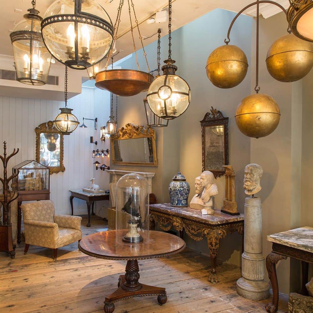 サザビーズさんのインスタグラム写真 - (サザビーズInstagram)「Situated just moments from Sloane Square, London’s #PimlicoRoad is synonymous with style and sophistication. Lined with some of the world’s most renowned galleries, it is a one-stop destination for the very best of #interiordesign, #antiques, art and furniture.  Today, we are delighted to announce a new sale, #PimlicoRoadxSothebys which will see us partner with ten of our eminent art world peers to bring together the very best offerings from each gallery, into an eclectic auction unlike any other.  Shown here: shots from Pimlico Road, including the interior of @jamb_london and the exterior of @roseuniacke. Stay tuned for more glimpses inside London’s premiere design district.  @howelondon  @anthonyoutred @sibylcolefax @hemispheregallery @patrickjeffersonantiques @88gallerylondon @tarquinbilgen @galleria_robertaebasta」9月13日 20時55分 - sothebys