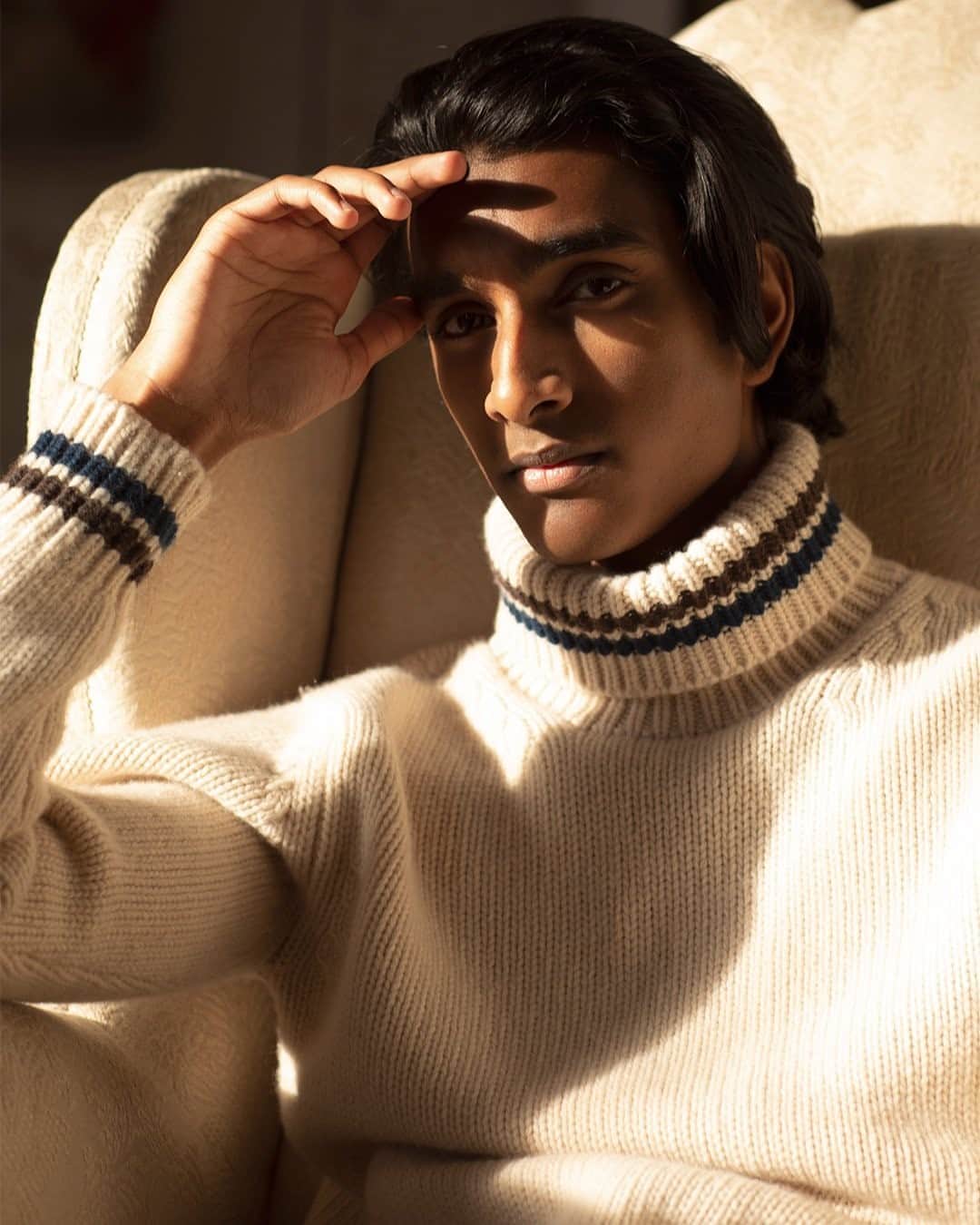 MR PORTERのインスタグラム：「Kingsman's mid-weight sweater has been spun in Scotland, which is home to some of the world's finest wool and cashmere mills. It has a ribbed turtleneck, cuffs and hem to lock in warmth, as well as keep the slim profile looking neat. An off-duty gentleman spy never looked so comfortable. #MRPORTERxKingsman」