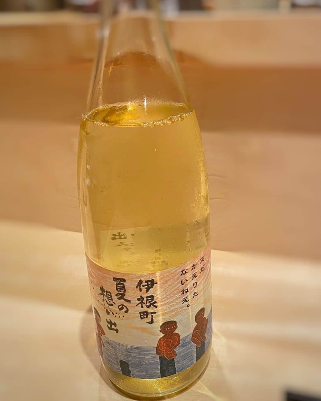 香西かおりのインスタグラム：「. 京都府は船屋で有名な井根で出来た夏酒。 夏の想い出というお酒で、 思い出に残る一品でした🍶 こんなん見たこと無い〜。笑 . #京都府 #向井酒造 #伊根町夏の想い出 #日本酒 #香西かおり #酒スタグラム」