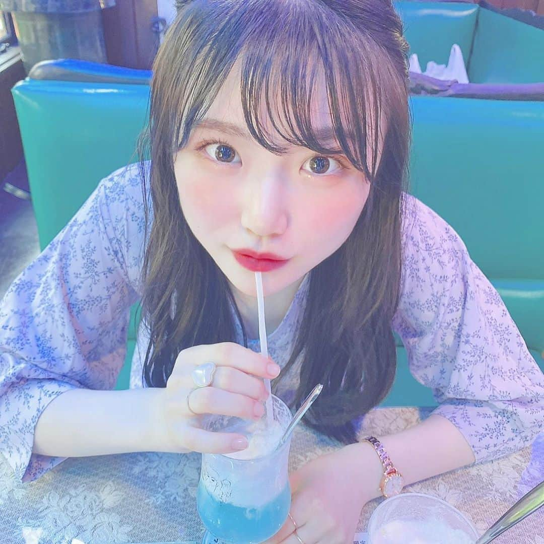 出口結菜さんのインスタグラム写真 - (出口結菜Instagram)「《🍃#京都　#喫茶ソワレ》﻿ ﻿ 💎クリームソーダー　（¥700）﻿ 　《バイオレット・スカイブルー》﻿ ﻿ ﻿ 京都に行ったとき、休憩がてらに入りたいねって行った喫茶店☕️﻿ ﻿ ﻿ ボーーーーっとしてたら通りすぎそうだったぐらいのところに並んでる💦（私達だけかな、）﻿ ﻿ ﻿ ﻿ お店の中は薄暗い、青や緑を基調としてて、﻿ すごい幻想的やった🌨💙🌨💙﻿ ﻿ 窓が木でできていたり、緑のソファーとか、、﻿ テーブルクロスが可愛かったり、、！﻿ ﻿ 絵本の中に入った気分💎﻿ ﻿ ﻿ ﻿ ﻿ ﻿ ここでは喉が乾いてたから、﻿ クリームソーダーを頼んだんやけど、﻿ ﻿ ﻿ まず見た目が可愛いし、映える✨✨✨﻿ ﻿ ﻿ ﻿ うちは炭酸苦手やねんけど、﻿ 炭酸すぎず、全然辛くないし、美味しい❣️﻿ ﻿ 上にのってるクリームは甘いから混ぜるとどんどん甘くなっていくし、止まらん❕❕❕❕﻿ ﻿ ﻿ ﻿ 淡い感じで﻿ お店の中も落ち着いてるから、すごくリラックスして休憩ができるのが良いところ❤︎﻿ ﻿ ﻿ \落ち着いて休憩したい人にめっちゃオススメ❕/﻿ ﻿ ﻿ _____________________________________________________﻿ ﻿ ❤️ 京都府京都市下京区西木屋町四条上ル真町95 ﻿ 💗河原町駅から🚶‍♀️1分（1A出口）﻿ 💛祇園四条駅から🚶‍♀️4分（4番出口）﻿ 🧡1階→13時〜19時、2階→14 時〜19時半﻿ 💚定休日:月曜日﻿ 💙予約不可﻿ 🤍別々会計◎﻿ _____________________________________________________﻿ ﻿ #喫茶 #ソワレ #京都カフェ #クリームソーダ #カフェ #☕️  #喫茶店 #祇園四条 #河原町 #スカイブルー #バイオレット #カフェ巡り #喫茶店巡り #cafe #ドリンク #インスタ映え #映え #ハーフアップ #ワンピース #休憩 #おしゃれカフェ  #instagood #instalike #instafood #グルメ #drink #炭酸 #ラビグルメ」9月13日 21時01分 - yui_laby0622