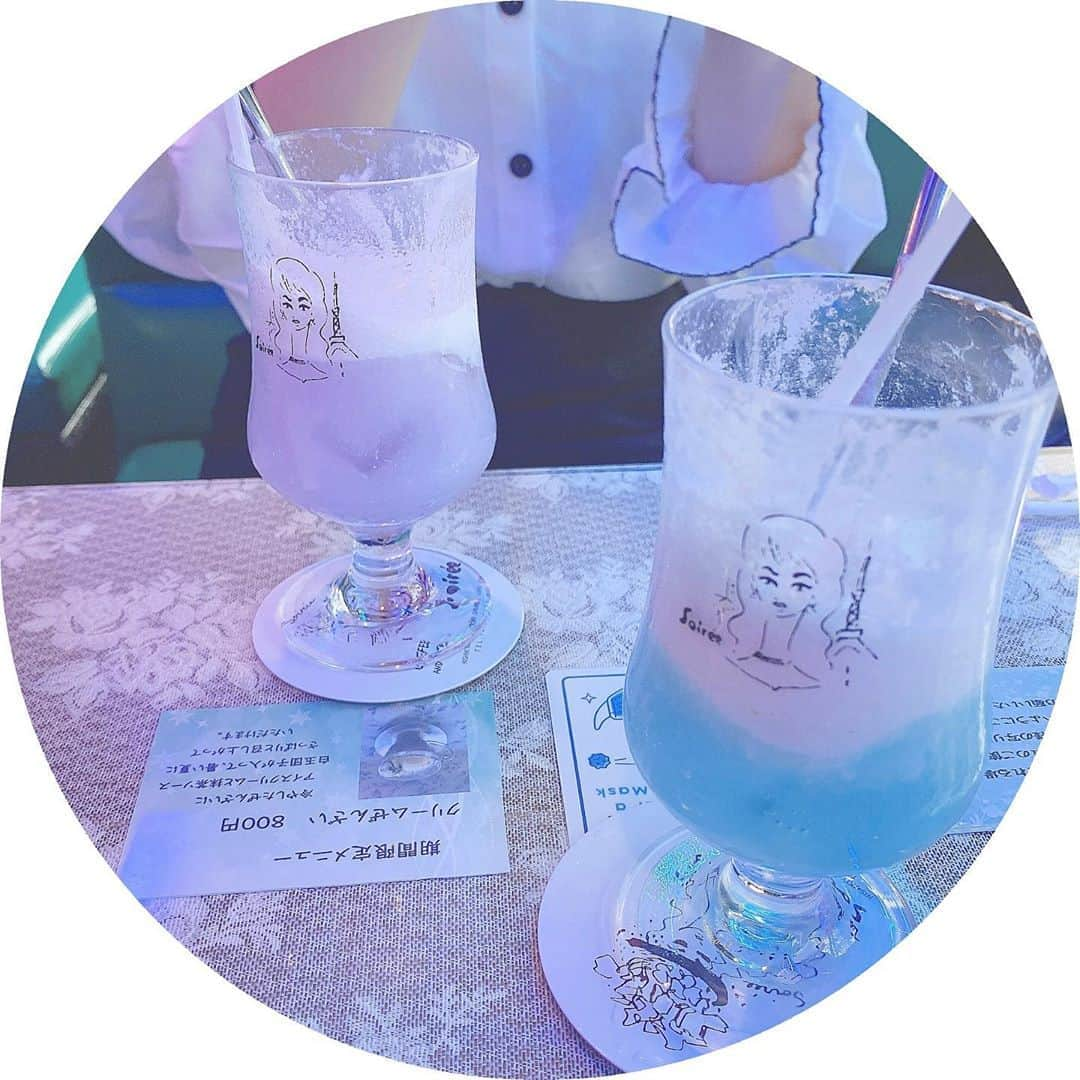 出口結菜さんのインスタグラム写真 - (出口結菜Instagram)「《🍃#京都　#喫茶ソワレ》﻿ ﻿ 💎クリームソーダー　（¥700）﻿ 　《バイオレット・スカイブルー》﻿ ﻿ ﻿ 京都に行ったとき、休憩がてらに入りたいねって行った喫茶店☕️﻿ ﻿ ﻿ ボーーーーっとしてたら通りすぎそうだったぐらいのところに並んでる💦（私達だけかな、）﻿ ﻿ ﻿ ﻿ お店の中は薄暗い、青や緑を基調としてて、﻿ すごい幻想的やった🌨💙🌨💙﻿ ﻿ 窓が木でできていたり、緑のソファーとか、、﻿ テーブルクロスが可愛かったり、、！﻿ ﻿ 絵本の中に入った気分💎﻿ ﻿ ﻿ ﻿ ﻿ ﻿ ここでは喉が乾いてたから、﻿ クリームソーダーを頼んだんやけど、﻿ ﻿ ﻿ まず見た目が可愛いし、映える✨✨✨﻿ ﻿ ﻿ ﻿ うちは炭酸苦手やねんけど、﻿ 炭酸すぎず、全然辛くないし、美味しい❣️﻿ ﻿ 上にのってるクリームは甘いから混ぜるとどんどん甘くなっていくし、止まらん❕❕❕❕﻿ ﻿ ﻿ ﻿ 淡い感じで﻿ お店の中も落ち着いてるから、すごくリラックスして休憩ができるのが良いところ❤︎﻿ ﻿ ﻿ \落ち着いて休憩したい人にめっちゃオススメ❕/﻿ ﻿ ﻿ _____________________________________________________﻿ ﻿ ❤️ 京都府京都市下京区西木屋町四条上ル真町95 ﻿ 💗河原町駅から🚶‍♀️1分（1A出口）﻿ 💛祇園四条駅から🚶‍♀️4分（4番出口）﻿ 🧡1階→13時〜19時、2階→14 時〜19時半﻿ 💚定休日:月曜日﻿ 💙予約不可﻿ 🤍別々会計◎﻿ _____________________________________________________﻿ ﻿ #喫茶 #ソワレ #京都カフェ #クリームソーダ #カフェ #☕️  #喫茶店 #祇園四条 #河原町 #スカイブルー #バイオレット #カフェ巡り #喫茶店巡り #cafe #ドリンク #インスタ映え #映え #ハーフアップ #ワンピース #休憩 #おしゃれカフェ  #instagood #instalike #instafood #グルメ #drink #炭酸 #ラビグルメ」9月13日 21時01分 - yui_laby0622