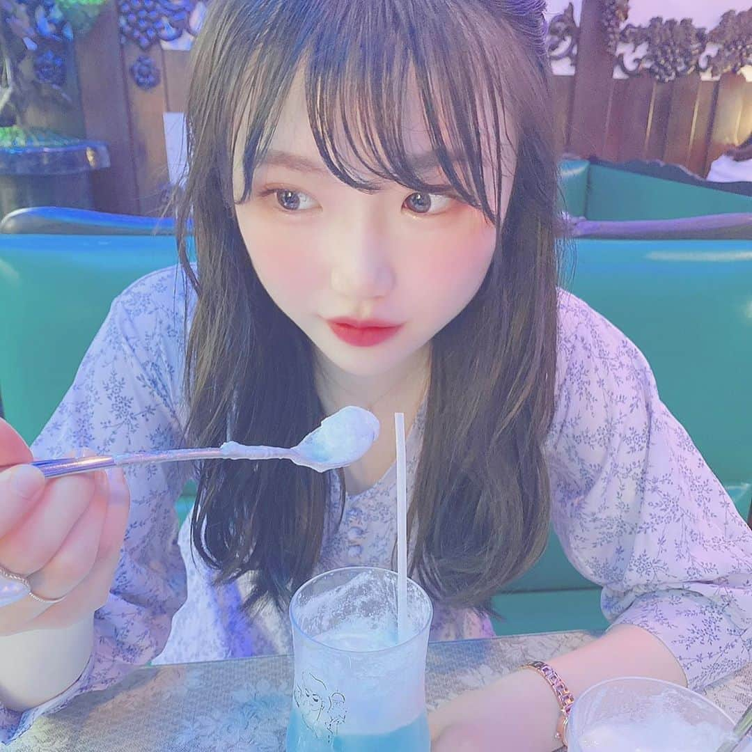 出口結菜さんのインスタグラム写真 - (出口結菜Instagram)「《🍃#京都　#喫茶ソワレ》﻿ ﻿ 💎クリームソーダー　（¥700）﻿ 　《バイオレット・スカイブルー》﻿ ﻿ ﻿ 京都に行ったとき、休憩がてらに入りたいねって行った喫茶店☕️﻿ ﻿ ﻿ ボーーーーっとしてたら通りすぎそうだったぐらいのところに並んでる💦（私達だけかな、）﻿ ﻿ ﻿ ﻿ お店の中は薄暗い、青や緑を基調としてて、﻿ すごい幻想的やった🌨💙🌨💙﻿ ﻿ 窓が木でできていたり、緑のソファーとか、、﻿ テーブルクロスが可愛かったり、、！﻿ ﻿ 絵本の中に入った気分💎﻿ ﻿ ﻿ ﻿ ﻿ ﻿ ここでは喉が乾いてたから、﻿ クリームソーダーを頼んだんやけど、﻿ ﻿ ﻿ まず見た目が可愛いし、映える✨✨✨﻿ ﻿ ﻿ ﻿ うちは炭酸苦手やねんけど、﻿ 炭酸すぎず、全然辛くないし、美味しい❣️﻿ ﻿ 上にのってるクリームは甘いから混ぜるとどんどん甘くなっていくし、止まらん❕❕❕❕﻿ ﻿ ﻿ ﻿ 淡い感じで﻿ お店の中も落ち着いてるから、すごくリラックスして休憩ができるのが良いところ❤︎﻿ ﻿ ﻿ \落ち着いて休憩したい人にめっちゃオススメ❕/﻿ ﻿ ﻿ _____________________________________________________﻿ ﻿ ❤️ 京都府京都市下京区西木屋町四条上ル真町95 ﻿ 💗河原町駅から🚶‍♀️1分（1A出口）﻿ 💛祇園四条駅から🚶‍♀️4分（4番出口）﻿ 🧡1階→13時〜19時、2階→14 時〜19時半﻿ 💚定休日:月曜日﻿ 💙予約不可﻿ 🤍別々会計◎﻿ _____________________________________________________﻿ ﻿ #喫茶 #ソワレ #京都カフェ #クリームソーダ #カフェ #☕️  #喫茶店 #祇園四条 #河原町 #スカイブルー #バイオレット #カフェ巡り #喫茶店巡り #cafe #ドリンク #インスタ映え #映え #ハーフアップ #ワンピース #休憩 #おしゃれカフェ  #instagood #instalike #instafood #グルメ #drink #炭酸 #ラビグルメ」9月13日 21時01分 - yui_laby0622