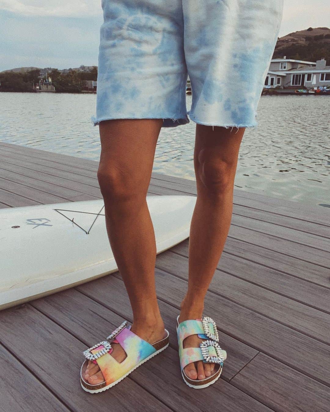 ダニジョーのインスタグラム：「Sunday Sweatshorts 🌊 Tap to shop #dannijogirls」