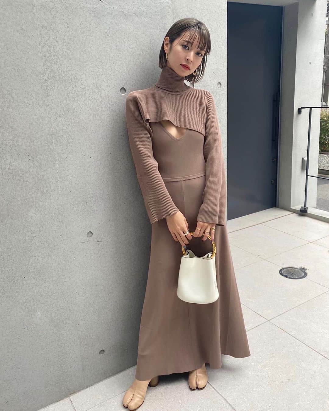 梅村実帆のインスタグラム：「少しずつ秋🍁🍂 こちらはこの前zaraで爆買いした中の1着です😂 ワンピースとニットは別売りでしたよ~ かわいくてお気に入り👏🏻」