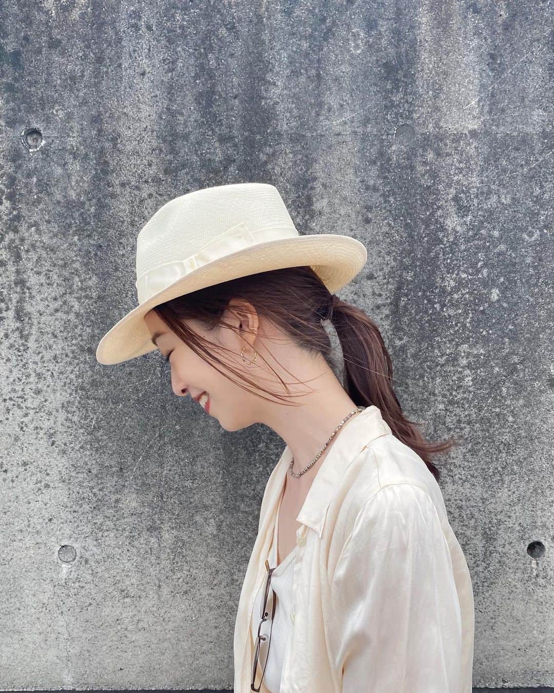 のインスタグラム：「🕊 . 休日🍃久しぶりにハットかぶってみた！ 夏気分が抜けないコーデになりました🤣 ブランドはタグ付けしてます🏷 #あみしぃコーデ . . #borsalino #tods #agnesb #edt #edietokyo #uniqlo #andotherstories」