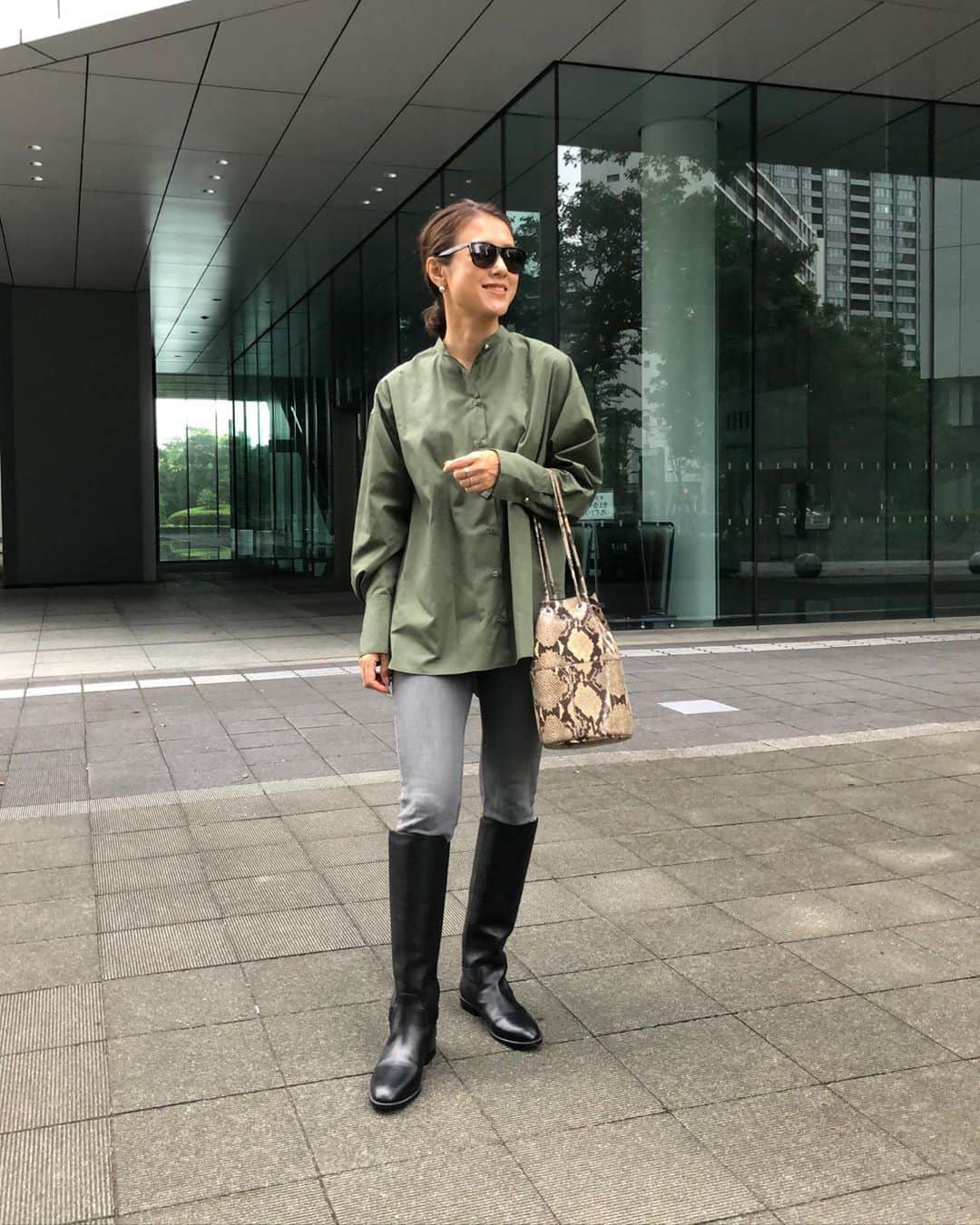 のインスタグラム：「2020.9.13 ・ 秋らしい気候だったのでブラウスとブーツを初下ろし♡ このコーデがしたかった🥰 ・ shirt #damefrank  pants #yanuk boots #dior bag #marcomasi」