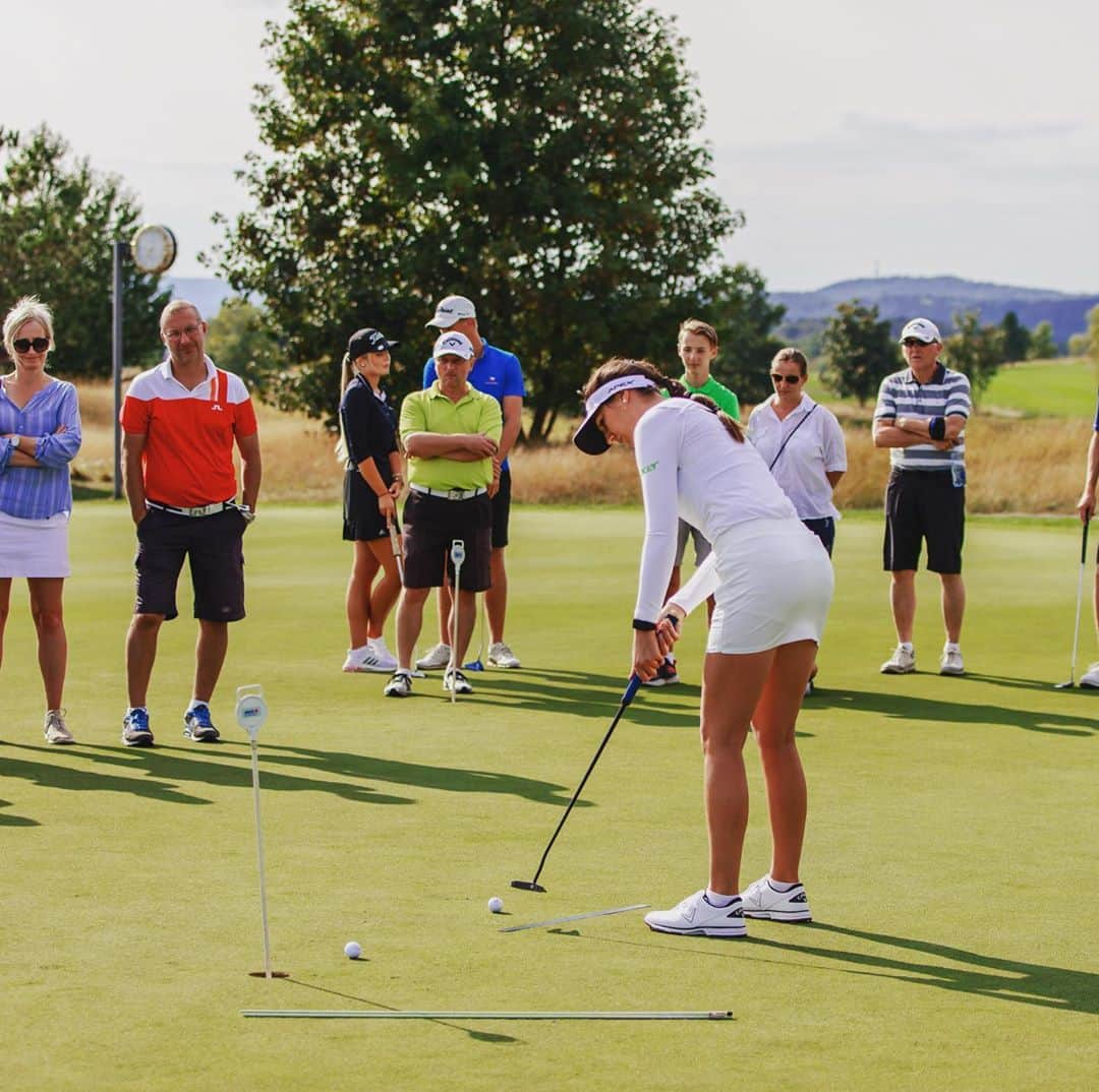 サンドラ・ガルさんのインスタグラム写真 - (サンドラ・ガルInstagram)「Would you let me flop it over you? 👀 He did good, he was brave 👏🏻 Fun clinic @golfalbatross yesterday. Thanks for attending everyone! 💛」9月13日 21時16分 - thesandragal