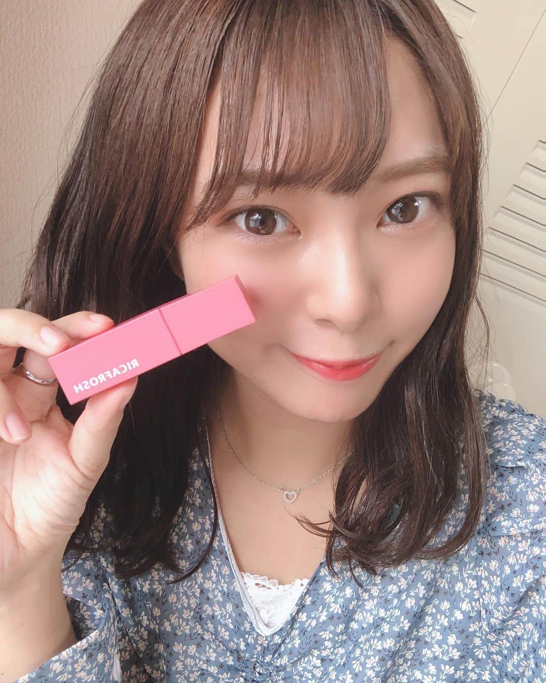 山田寿々のインスタグラム：「﻿ 今日のリップ💄💗💗﻿ 珍しくピンクをつけましたっ﻿ ﻿ 大好きな﻿ #ricafrosh 🧏🏻‍♀️🎶 ﻿ 普段ピンクなんて全然付けなくて、どちらかというと苦手なんですけど﻿ このピーチスキンは、めっちゃ馴染んでくれる🥺💓💓﻿ ﻿ 昨日から明日はこのリップって決めてた☺️笑﻿ ﻿ ﻿ ﻿ #ricafrosh #ピーチスキン #リカフロッシュ #マスクメイク #ティントリップ」