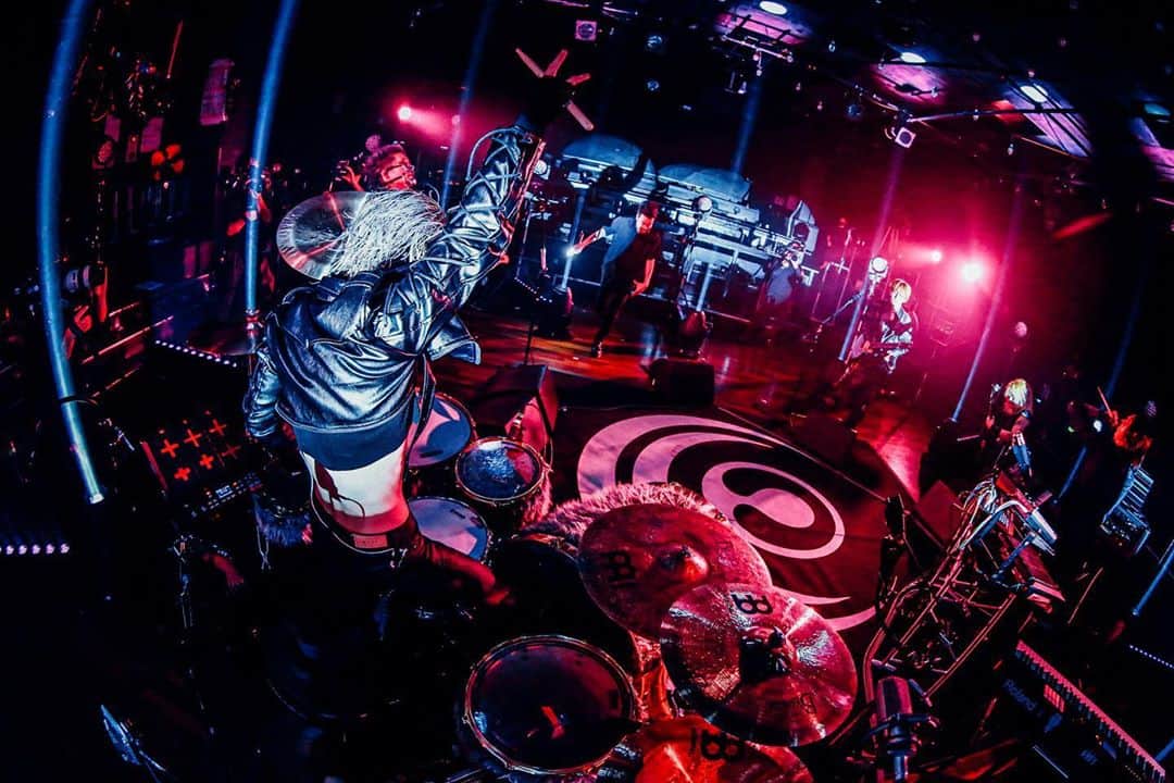 Tatsuya Amanoのインスタグラム：「We are back!!🤘🏻💥﻿ ﻿ 皆んなに全身全霊のLiveを感じてもらいたい。そして配信Liveの価値観を変えたい。﻿ そういう思いでメンバー、チーム全体で作り上げました。﻿ ﻿ 時間はかかったけれど、その分こだわり抜いています。﻿ ﻿ 観てくれた皆んなありがとう！﻿ 9月22日までアーカイブ視聴出来るので、是非観まくって聴きまくってください🔥﻿ ﻿ Photo by @nishimakitaichi」