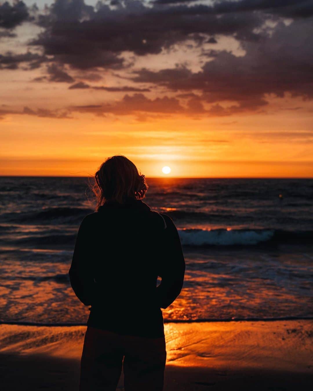 NICOLAS SIMOESのインスタグラム：「Ending this beautiful summer serie with the most beautiful sunset we had together. A summer to remember 🧡」
