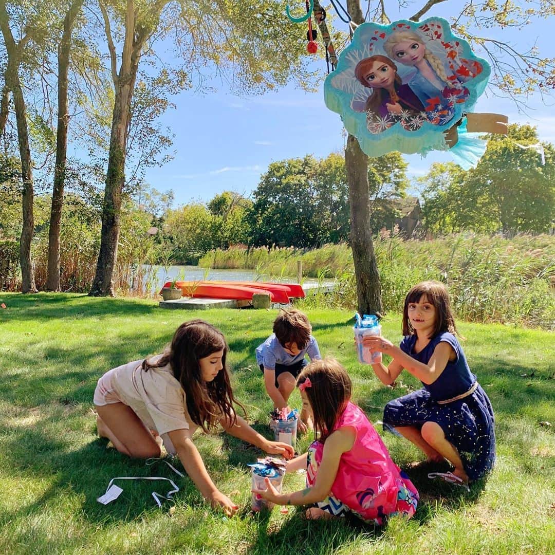 Ilana Wilesさんのインスタグラム写真 - (Ilana WilesInstagram)「This time, we knew the piñata was pull string so nobody got to beat Anna and Elsa senselessly in the face with a bat and let me just say— NOT NEARLY AS MUCH FUN.」9月13日 21時17分 - mommyshorts