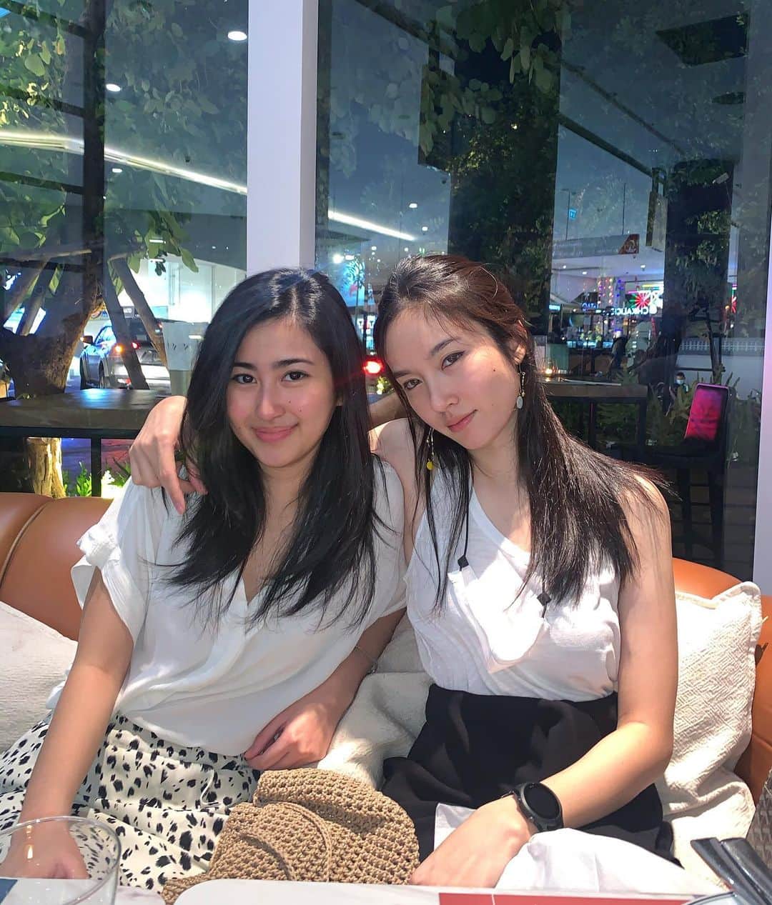 ポーイ・タリーチャダー ペッチャラットのインスタグラム：「Sisterhood @abeecdefghijk_b 👩🏼‍🤝‍👩🏻」