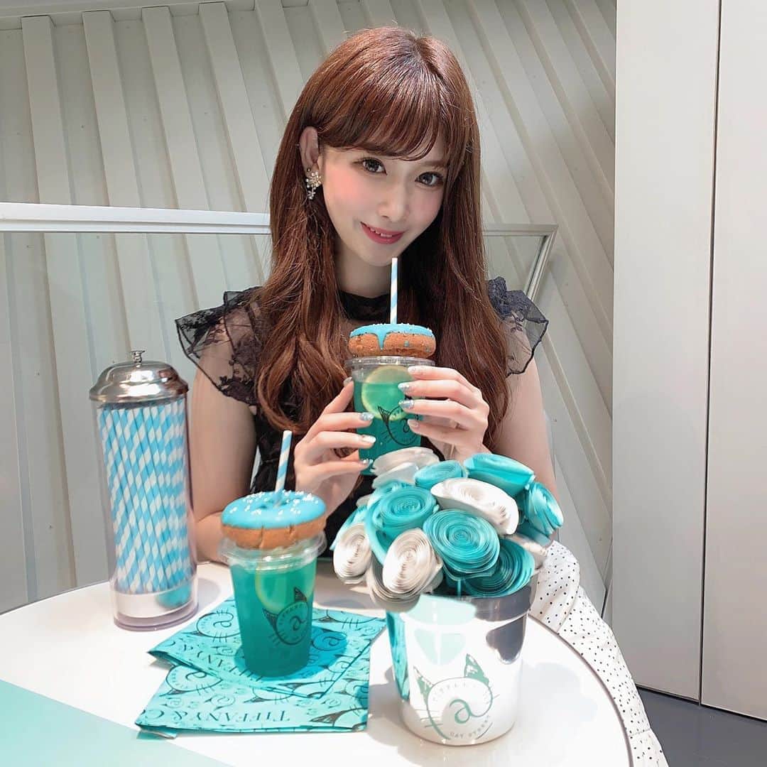 のインスタグラム：「・ ・ ドーナッツ美味しかった🍩🤍 青い飲み物は実はレモネードなんだよ！🍋 またTiffanyCafe行きたいな~！ ・ #tiffany #tiffanyandco #ティファニーカフェ  #表参道カフェ #サロンモデル #被写体モデル」