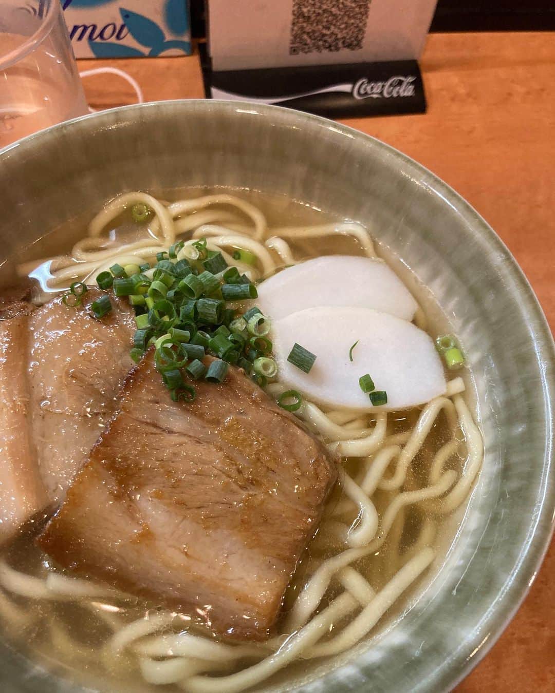 のインスタグラム：「たまにモーレツ食べたくなる沖縄料理。 #沖縄そば  #あおさ  #サービスクーポン  #当たった  #抱瓶行きたい！ #誰か行こう  #麺スタグラム  #麺スタグラマー  #noodles  #そば」