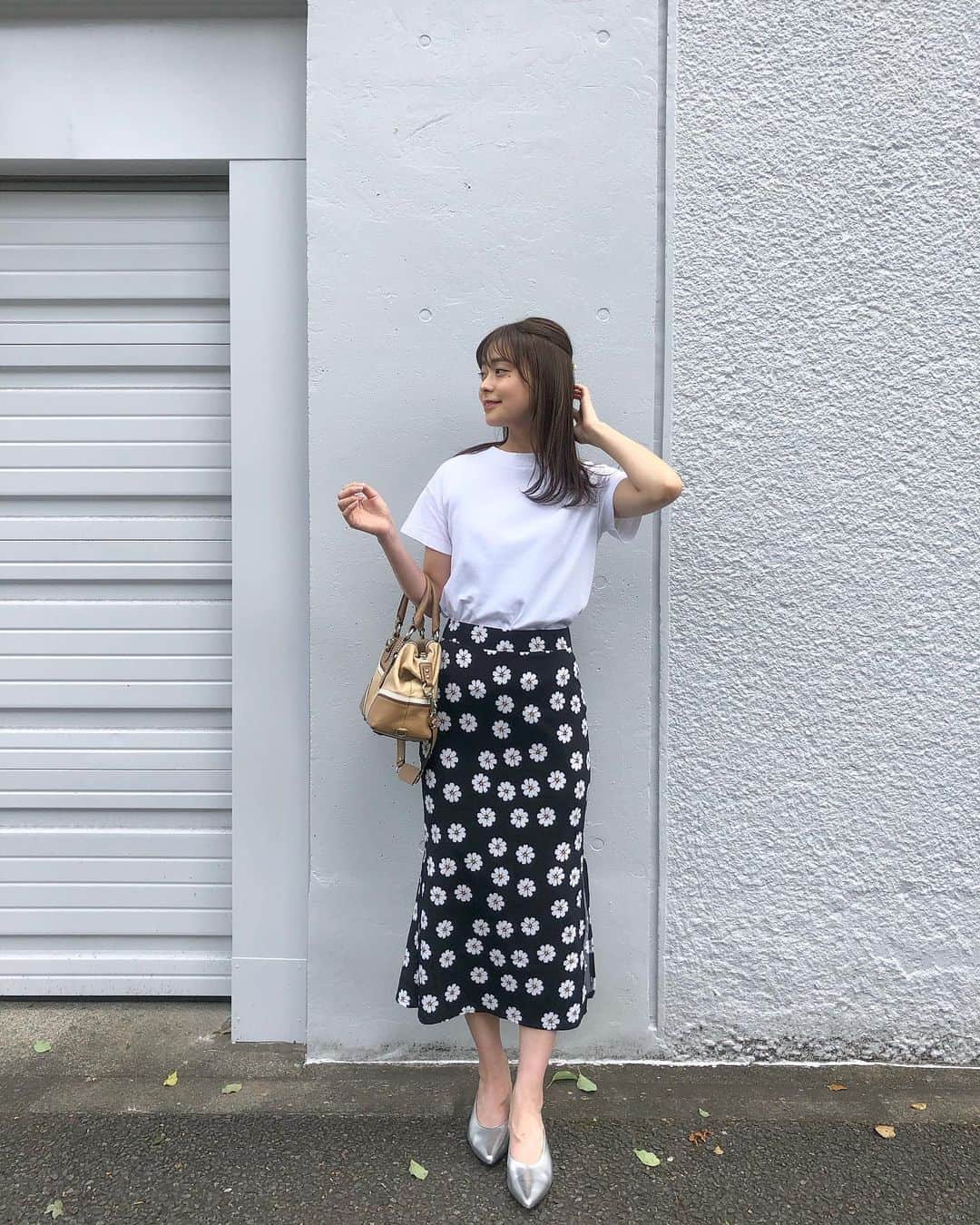 田崎さくらさんのインスタグラム写真 - (田崎さくらInstagram)「#今日のコーデ 🌼﻿ ﻿ ﻿ このスカートの形が本当にタイプ🥺❤︎﻿ スタイルをよく見せてくれる感じ、、﻿ ﻿ サイドにスリットが入ってるから﻿ ちょっと大人めな印象にもなるかな🙈﻿ ﻿ ﻿ #マーメイドスカート#花柄スカート﻿ ﻿」9月13日 21時14分 - sakura_tazaki