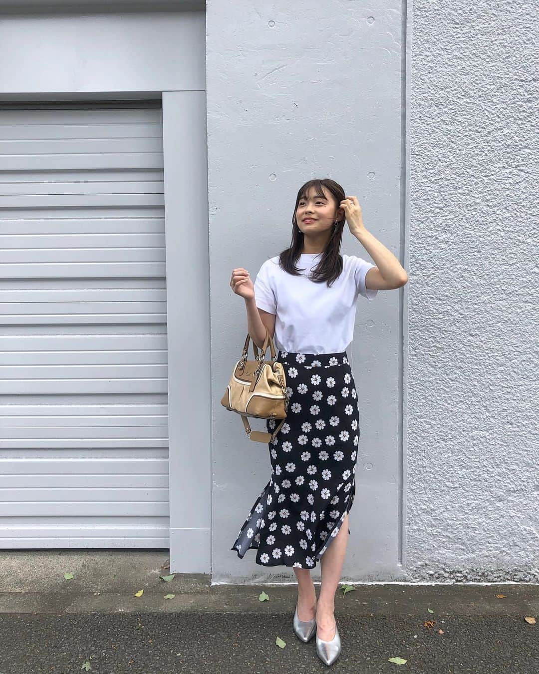 田崎さくらのインスタグラム：「#今日のコーデ 🌼﻿ ﻿ ﻿ このスカートの形が本当にタイプ🥺❤︎﻿ スタイルをよく見せてくれる感じ、、﻿ ﻿ サイドにスリットが入ってるから﻿ ちょっと大人めな印象にもなるかな🙈﻿ ﻿ ﻿ #マーメイドスカート#花柄スカート﻿ ﻿」