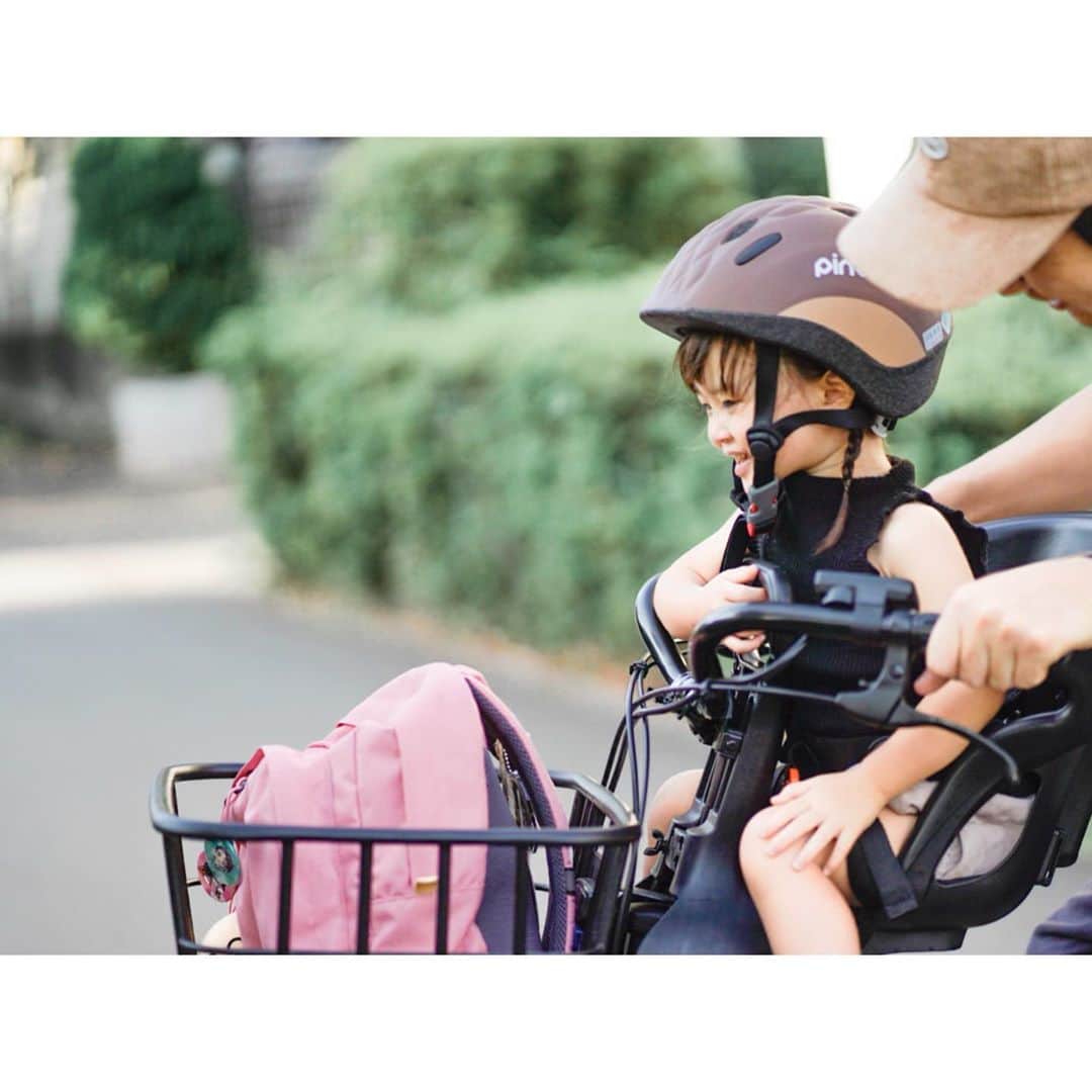 Kyooonさんのインスタグラム写真 - (KyooonInstagram)「👩👧🧒🚲﻿ ﻿ ﻿ ヤマハの電動自転車アンバサダーになってから﻿ 7ヶ月。娘たちが好きすぎて近所のお迎えも自転車で来て欲しいと🤣！次女なんてベビーカーでお迎えに行ったら座らない！とボイコットする始末。笑（またその姿が可愛いんだけど🥺）﻿ ﻿ ﻿ それぐらい我が家では大きい存在になっているヤマハPASですが、送り迎えやお出かけが前よりも楽しくなってるし、移動中みんな大笑いで楽しい会話が増えたなぁと感じます✨﻿ ﻿ ﻿ とにかくスムーズに漕げて坂道もラクラク。﻿ 発進のスムーズなところ、前カゴが大きくて荷物がたくさん入るところ、チャイルドシートのベルトのとめやすさ、充電の持ちなどなど◎﻿ 乗れば乗るほど良さを実感しているし﻿ ついつい時間に追われて焦りがちだった移動時間が親子での楽しい時間に変わったことが何よりも嬉しいです😊﻿ ﻿ @yamaha.pas_official﻿ ﻿ 1年間アンバサダーをさせていただいてるので﻿ 質問などあればいつでも聞いてください🚲♡﻿ ﻿ #電動自転車#電動アシスト自転車#電動アシスト自転車デビュー#ヤマハパス#PASマ#yamahapas﻿ #ヤマハ#がんばらなくていい自転車#babbyun#バビーアン#PR#YAMAHA#子供乗せ自転車#子供乗せ電動自転車#ヤマハPAS#姉妹ママ#こどものいる暮らし#子育てグラム﻿」9月13日 21時18分 - fancykyon