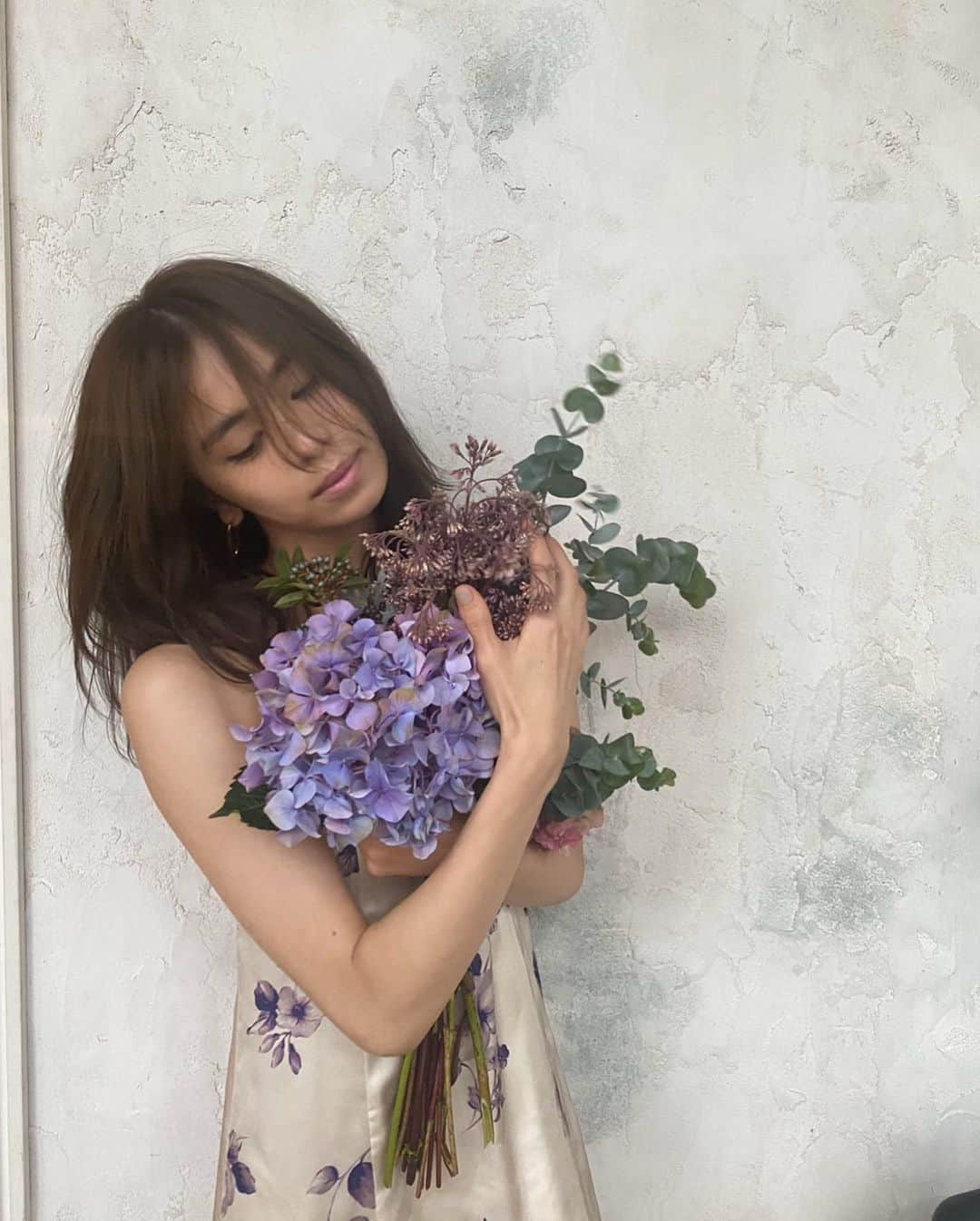 佐藤晴美さんのインスタグラム写真 - (佐藤晴美Instagram)「今月のsweet『わたし達の永遠お気に入り』のとびらカットとオフショットです☺️フレンチな日でした🌷自粛明けの久しぶりのsweetの現場で幸せな撮影だった日。 ぜひ誌面でチェックしていただけたら嬉しいです^ ^  そして今月号は編集長の渡辺さんが担当する最後の号。sweet女子は絶対手にして見ていただきたいです…🥺」9月13日 21時20分 - sato_harumi__official