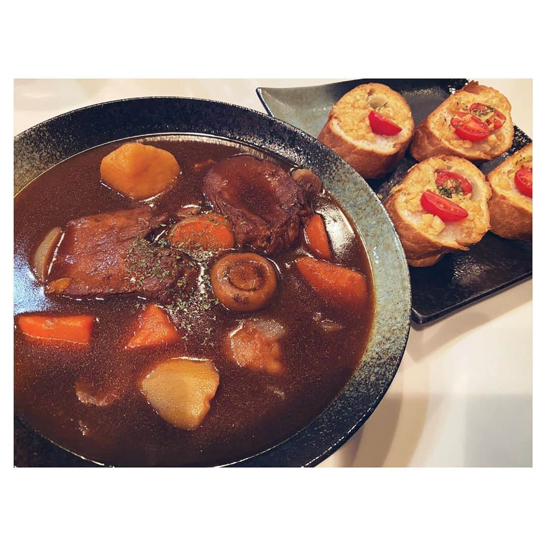 岸本勇太のインスタグラム：「◉牛タンシチュー ◉ガーリックトースト  久々料理載せる👨🏻‍🍳  温かいものが美味しい 季節になっていくね🍁」