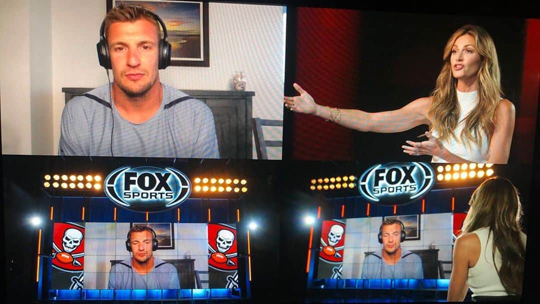 エリン・アンドリューズさんのインスタグラム写真 - (エリン・アンドリューズInstagram)「Week 1! He’s Baaaaack! @gronk talks about his new team @buccaneers AND playing with his favorite QB @tombrady. See you at 12 EST ON @nflonfox pregame show.  @route30films @vtrilling @itsryanrandall @elaineoffers」9月13日 21時23分 - erinandrews