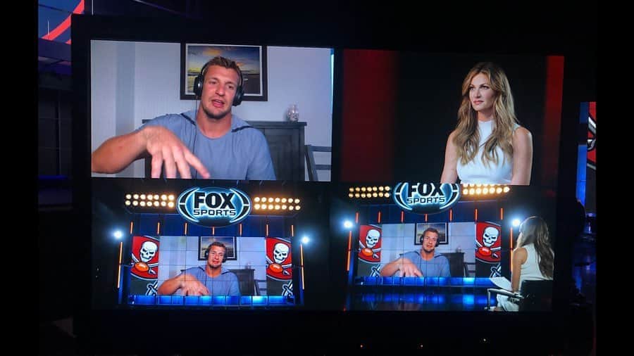 エリン・アンドリューズのインスタグラム：「Week 1! He’s Baaaaack! @gronk talks about his new team @buccaneers AND playing with his favorite QB @tombrady. See you at 12 EST ON @nflonfox pregame show.  @route30films @vtrilling @itsryanrandall @elaineoffers」