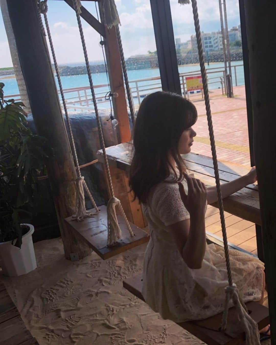 Laraのインスタグラム：「昔からブランコすき❣️❣️けどすぐ酔う😂😅」