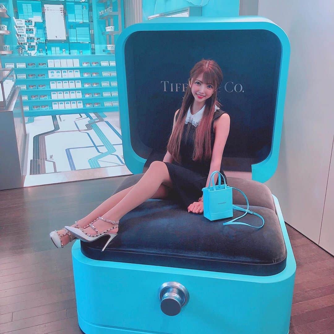 岡田栞奈のインスタグラム：「以前行ったティファニーカフェの 写真の続き▶︎▶︎▶︎ ここで撮りたかったのー😳💕 ティファニーバッグ持って意識高めで 行ってきました🤣🤣🤣  いっぱい写真が溜まってきたので ちゃんとのせます❤️w #ティファニーカフェ #表参道 #tiffany #tiffanyandco #tiffanycafe #omotesando #cafe」