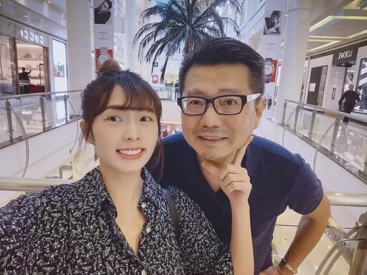 Dewi Chienのインスタグラム：「今天帶簡爸逛街挑生日禮物，直接合不攏嘴？！#提前的60大壽#以下開放祝福#本人都會看 🤣」