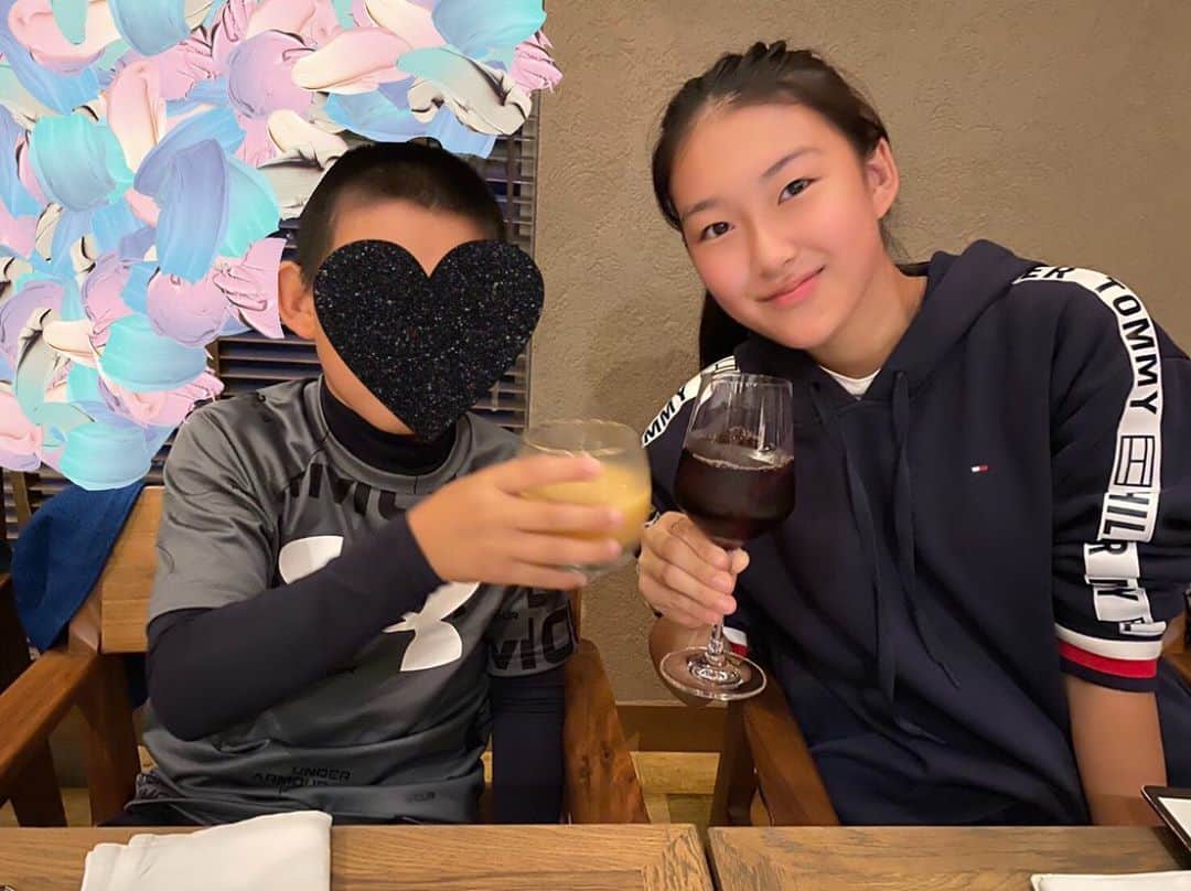 のインスタグラム：「おじいちゃん素敵なお祝いありがとう🖤 お店の方もお客さんもみんなでサプライズでお祝いしてくれてありがとうございました☺️ もう忘れられない思い出になりました😁 また、行きたいなって思います😁 優しくてかっこいいお兄さんと、優しくて綺麗なお姉さんでした😍 お料理もとーーーっても美味しかったよ😊 北海道にきたら、みんなも行ってみてね☺️ #wawawaまつり #wawawa  #サプライズ #誕生日 #イタリアン」