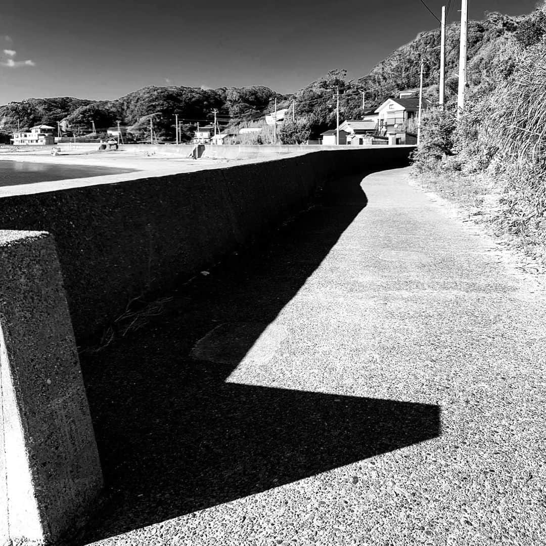 naotakeのインスタグラム：「防波堤 - A seawall / iPhone XR & Snapseed, 20200914 . . お昼は蕎麦と思っていたのに、目当てのお店はお休みでガッカリ。 . . #spicollective #royalsnappingartists #infamous_family #rsa_main #infinity_photo_cult #2_fineart #jp_gallery_member #jp_gallery_bnw #trb_bnw #wp_bnw  #bnw_life #bnwlife_member #bnw_life_shots #bnw_captures #world_bnw #top_bnw #team_jp_ #team_jp_モノクロ #ig_energy_bw #ig_nihon #streetphotographybnw #igersjp #blackandwhite #bnw #bnwphoto #monochrome #bw #bnwphotography #ShotOniPhone #shotoniphoneXR」