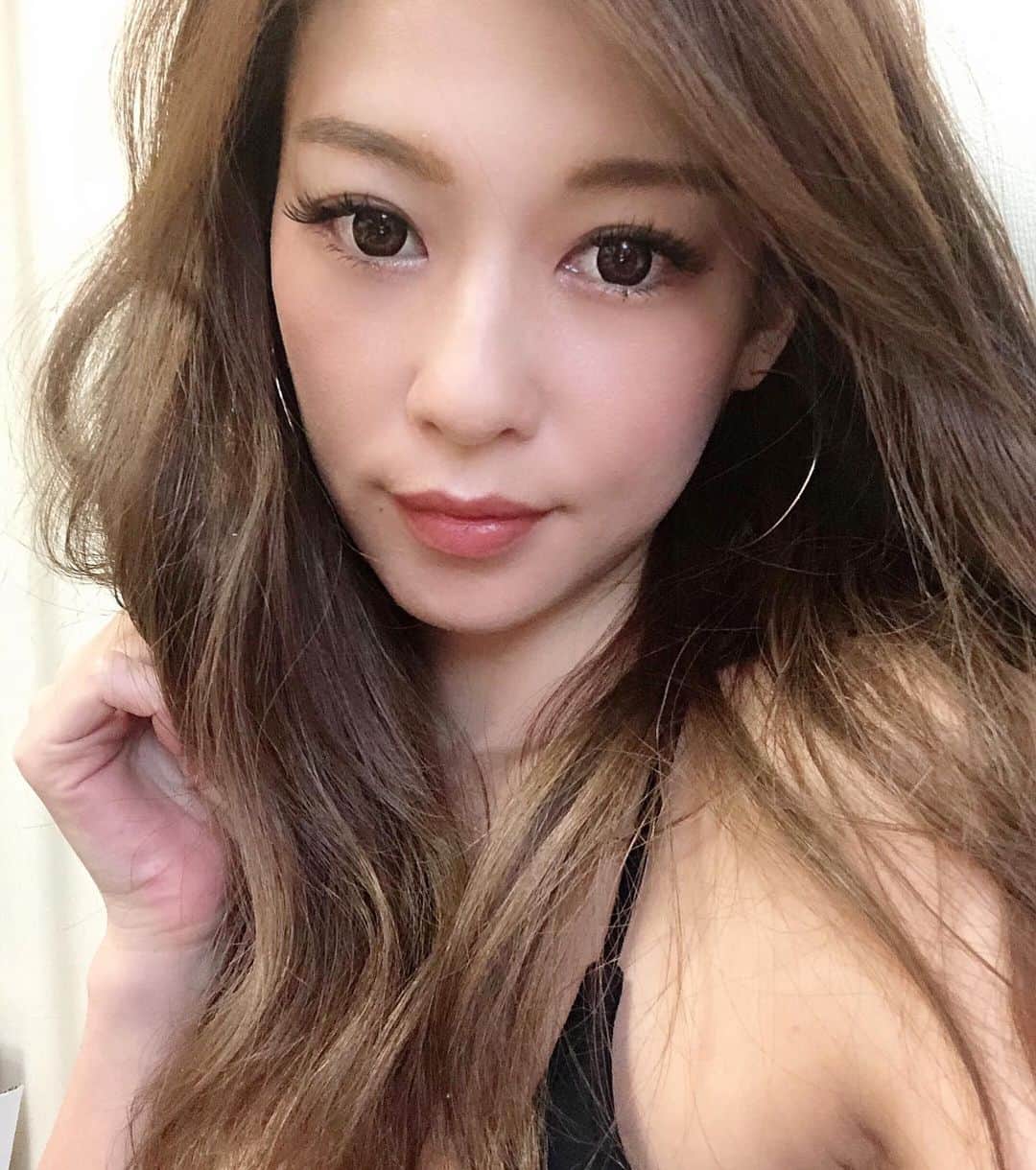 長谷川唯のインスタグラム：「・ ・ 今日は土曜じゃなく日曜でした😂笑 お風呂も入ってあとは寝るだけ🤍 ・ ・ 寝る前のぽこぽこをすることが一つの楽しみ🤫パパと戦ってるの😏笑🧡  ・ ・ #today #me #happy #love #goodnight #smile #instagood」