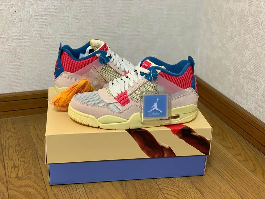 倉島大地さんのインスタグラム写真 - (倉島大地Instagram)「「UNION × NIKE AIR JORDAN 4 "GUAVA ICE"」🧊 . . 話題のコラボのやつ。 はじめてのJordan4🏀 . . 「あの頃と違ってもう"南京玉すだれ"という言葉に鼻の下が伸びなくなった彼」のような一足。 . . . #空想キックス　 #このタイプはワンピースは読んでるけどドラゴンボールはにわか #あと30分の徒歩くらいならタクらない　 #あと居酒屋で2回目のオーダーでフライドポテト頼む #あとウーバーイーツはまだ範囲外　 #あくまで空想ですが」9月13日 21時26分 - kurapi1