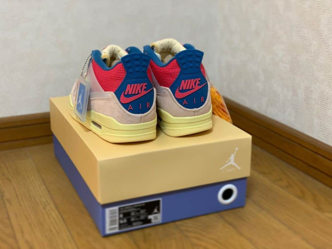 倉島大地さんのインスタグラム写真 - (倉島大地Instagram)「「UNION × NIKE AIR JORDAN 4 "GUAVA ICE"」🧊 . . 話題のコラボのやつ。 はじめてのJordan4🏀 . . 「あの頃と違ってもう"南京玉すだれ"という言葉に鼻の下が伸びなくなった彼」のような一足。 . . . #空想キックス　 #このタイプはワンピースは読んでるけどドラゴンボールはにわか #あと30分の徒歩くらいならタクらない　 #あと居酒屋で2回目のオーダーでフライドポテト頼む #あとウーバーイーツはまだ範囲外　 #あくまで空想ですが」9月13日 21時26分 - kurapi1