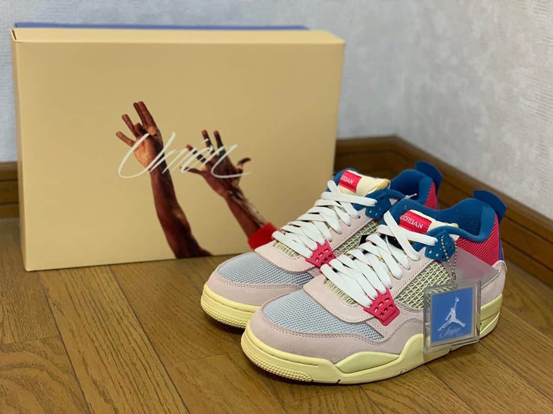 のインスタグラム：「「UNION × NIKE AIR JORDAN 4 "GUAVA ICE"」🧊 . . 話題のコラボのやつ。 はじめてのJordan4🏀 . . 「あの頃と違ってもう"南京玉すだれ"という言葉に鼻の下が伸びなくなった彼」のような一足。 . . . #空想キックス　 #このタイプはワンピースは読んでるけどドラゴンボールはにわか #あと30分の徒歩くらいならタクらない　 #あと居酒屋で2回目のオーダーでフライドポテト頼む #あとウーバーイーツはまだ範囲外　 #あくまで空想ですが」