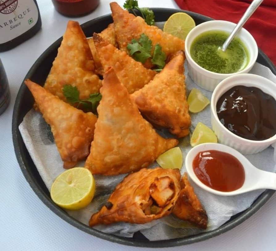 Archana's Kitchenさんのインスタグラム写真 - (Archana's KitchenInstagram)「Enjoy your Sunday evening with this Tandoori paneer samosa that ticks all the right boxes for any food lover. Crispy ,crunchy with grilled paneer will satisfy everyone. Serve it as a tea time snack with green chutney and a cup of hot chai. Get the recipe from the smart.bio link in my profile @archanaskitchen . . . . . #recipes #easyrecipes #snacks #teatime #teatimesnacks #sandwich #bombaysandwich #archanaskitchen #healthyeating #highprotein #eatfit #cooking #food #healthyrecipes #foodphotography #recipeoftheday #comfortfood #deliciousfood」9月13日 21時27分 - archanaskitchen