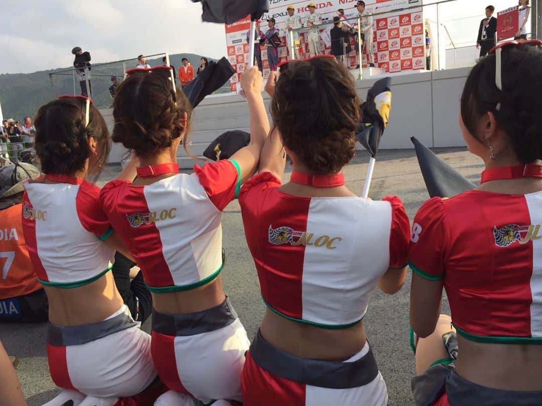 高村みどりのインスタグラム：「superGT Rd.4🚗💭 300クラスJOLC2位表彰台！ 本当におめでとうございます🎉🍾 . . 写真は去年の表彰台お写真です☺️」