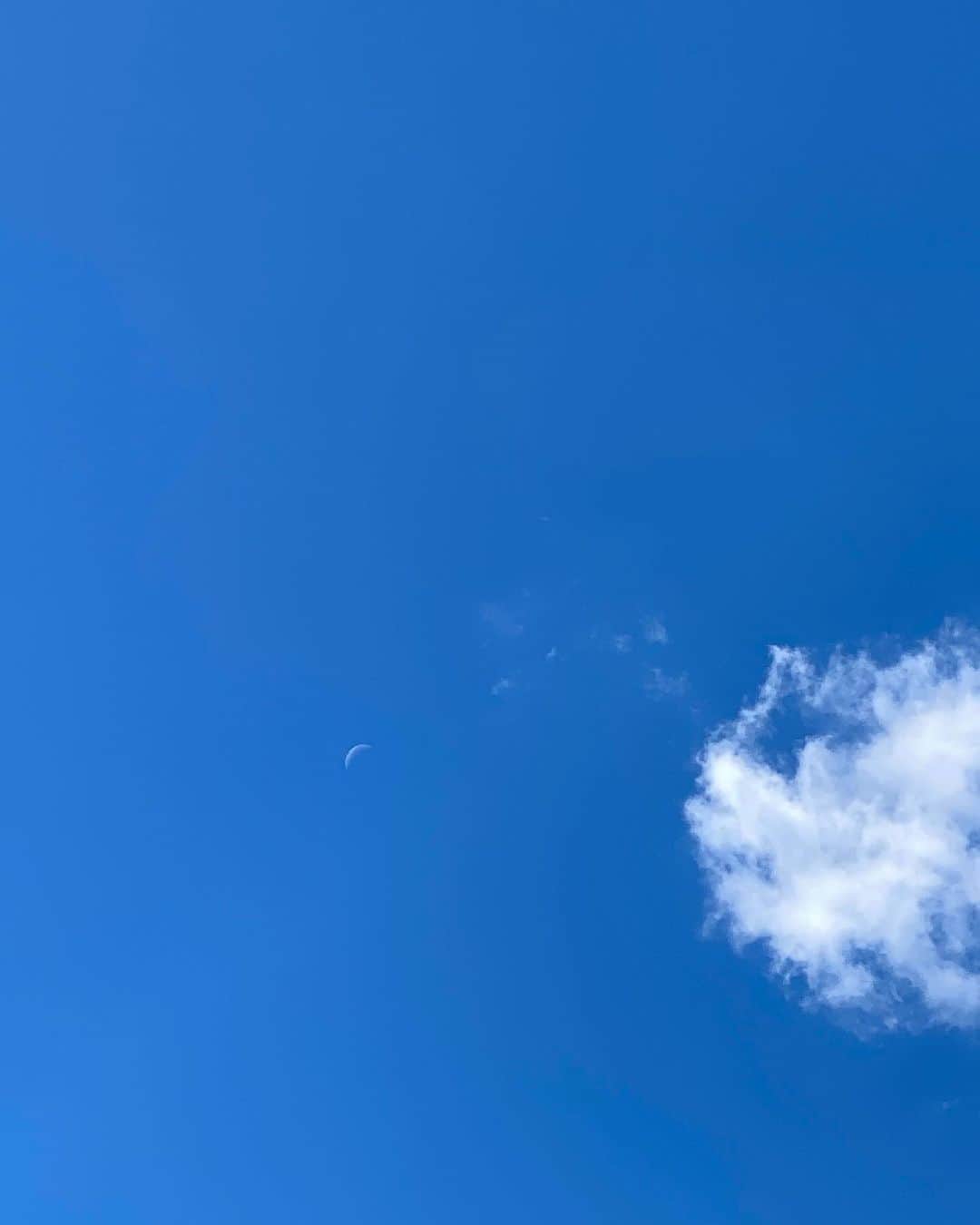 チャン・ユンジュさんのインスタグラム写真 - (チャン・ユンジュInstagram)「오늘 하늘과 바람처럼.  기분좋은. 시원한 한주 되세요.  💙」9月13日 21時27分 - yoonjujang