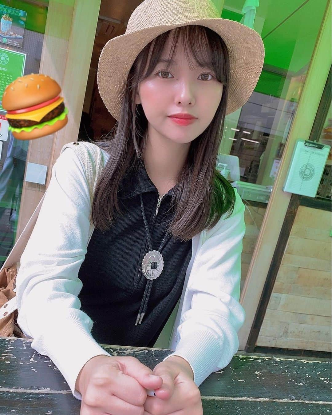 本郷柚巴さんのインスタグラム写真 - (本郷柚巴Instagram)「Craft Burger co. 北堀江店さん💕種類が沢山あるうちの1番初めに書いてた定番のクラフトバーガー (プチ)(レギュラー)(ダブル)❤️❤️ ・ ・ ・ 私はレギュラーサイズ🍔 無料のサイドメニューから （オニオンリング、ポテト、サラダ、スープ）の中からオニオンリング✨ ・ ・ お供グレープフルーツジュース🍹 ・ ・ あっと言う間に食べてしまった💕 お肉もバンズも美味しい✨ また来よう🥺✨✨ ・ みんなも行ってみてね🌟🌟🌟 ・ 大人の方は『箕面ビール🍺』あります！！って書いていたよ♥️ ・ ・ #nmb48  #本郷柚巴 #ほんごうゆずは #古着 #古着好き #古着巡り #古着ファッション #onepiece #oshkosh #グルメ #craftburgerco #hamburger ・ ・ Craft Burger co. 北堀江店さん 大阪市西区北堀江1-6-12 🍔」9月13日 21時27分 - h.yuzuha_0112