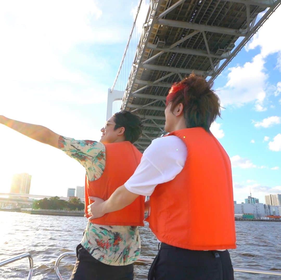 ふぇるとのインスタグラム：「はるくん誕生日おめでとう🎉  なんか今年は前日に 祝いすぎて当日が もはやみたいなとこありました笑  誰もやってない系の経験が彼は結構好きだったりするので1日でリムジン&クルーズ船&ヘリを貸し切って陸海空を制覇してもらいました👏 そして誕生日になるその瞬間まで24時間トイレで生活してもらいました笑。きっと世界で彼1人だけでしょう。  サプライズするのは結構好きなんですけど相方にってのはそれはそれで中々に緊張します。でも結果的に喜んでもらえたみたいで良かったです笑  来年の僕の誕生日は一体何をしてくれるのか今から楽しみですね🤫  皆さんもはるくんへのお祝いメッセージ本当にありがとうございます！25歳になった北の打ち師達もよろしくお願い致します！」