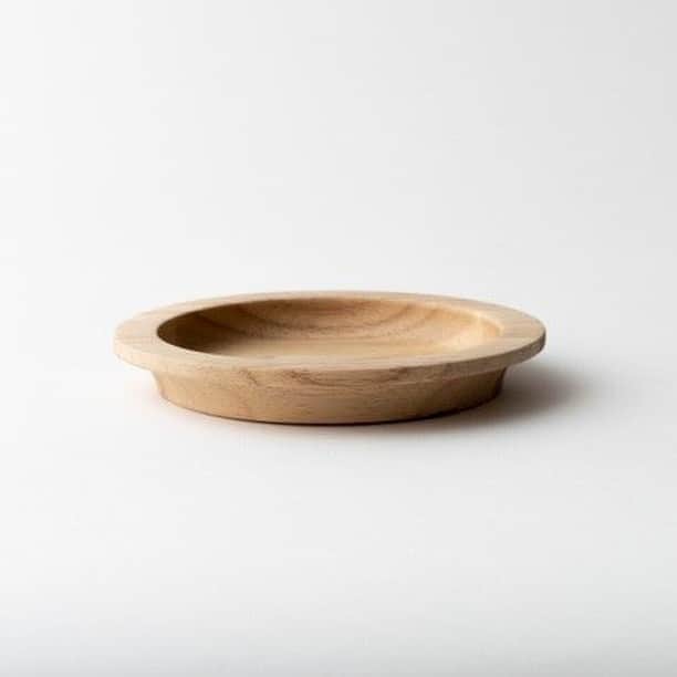 FABIAさんのインスタグラム写真 - (FABIAInstagram)「木製のお皿で食卓に変化。食洗器OKでお手入れも簡単 - - - - - - - - - - - - - - - - こだわり溢れる木製の器がある生活。 なんだか素敵だと思いませんか？  「taffeta（タフタ）」は、木製の食器にこだわりのあるブランド。 しっとりとした見た目はもちろん、使いやすさにも定評があるんです。  木でできていると食洗器がNGなアイテムもありますが、 taffetaのリムプレートは他の食器と同じように食洗器も◎  表面のコーティング技術が、脂の多い料理でも大丈夫なんです。 いつもの料理を、少し特別なものに変えてくれるかもしれません。 - - - - - - - - - - - - - - - - ◆もっと商品について知りたい方は写真をタップ！  ------------------------------------ ＼プレゼントキャンペーン実施中✨／ www.northmall.comで使える1000円offクーポンを 抽選で1000名様にプレゼント🎁  ①このアカウント（@northmall_com）をフォロー☜ ②「Just Moved」の投稿をいいね♥ で簡単応募！  応募期間：9/9～10/7  さらに！ 今なら新規会員登録で送料無料です❗️ ------------------------------------  #木製プレート #木製ボウル #taffeta #木の器 #kitchen #キッチン #キッチン雑貨 #キッチングッズ #テーブルコーディネート #テーブルウェア #テーブルフォト #食卓風景 #器好き #テーブルウェア #食洗器対応 #天然木 #northmall #ノースモール #mymotto #マイモットー #ottojapan #fabia #ファビア #ライフスタイル #大人世代 #暮らしを楽しむ #日々の暮らしを楽しむ #丁寧なくらし #暮らしの道具 #シンプルライフ」9月13日 21時30分 - northmall_com