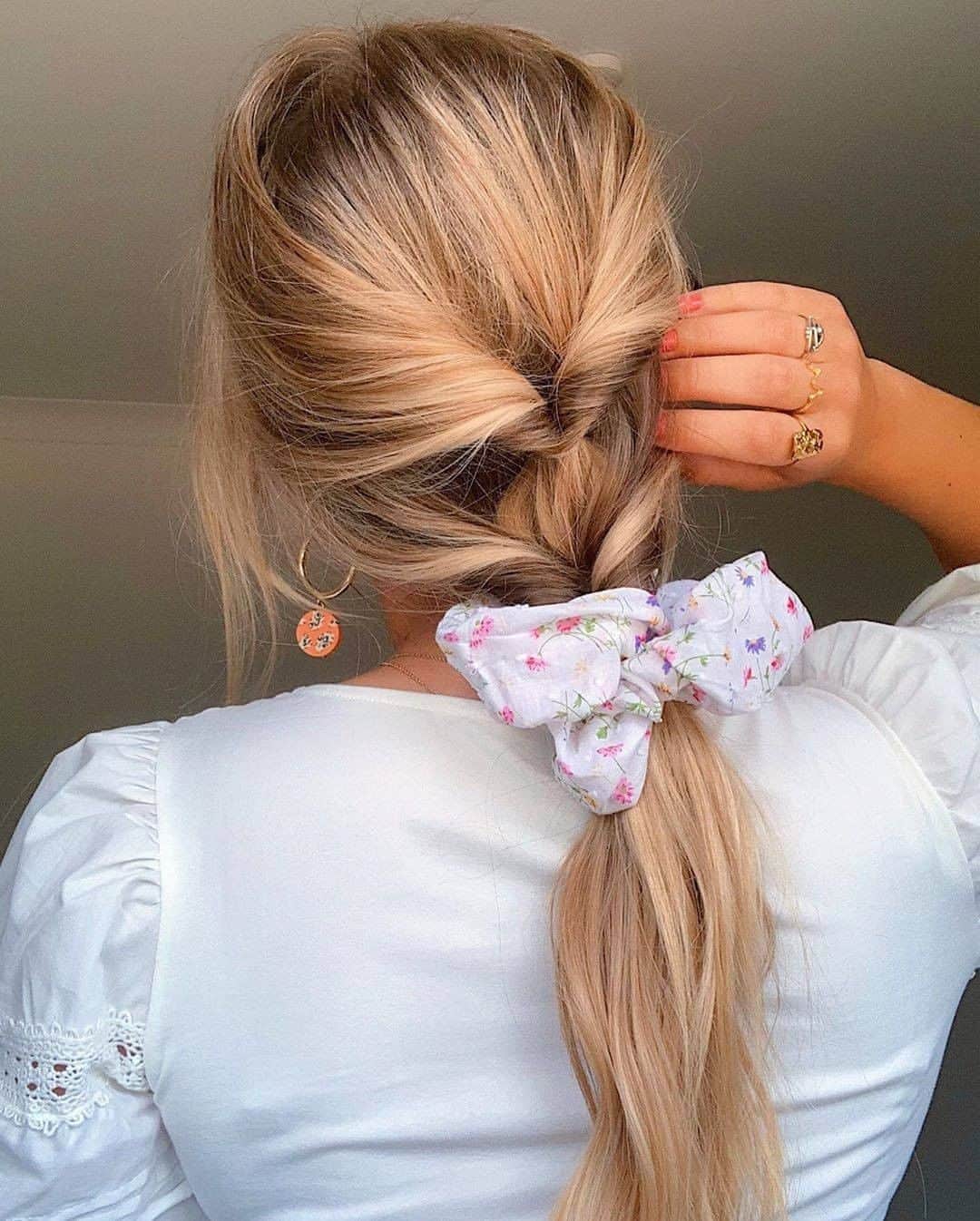 ghd hairさんのインスタグラム写真 - (ghd hairInstagram)「We are all about beautifully accessorised ponytails ✨ @itsamanething   #ghd #ghdhairpro #hairgoals #hairinspo #hairaccessories #scrunchies #accessories #hairinspo #sundayhair」9月13日 21時35分 - ghdhair