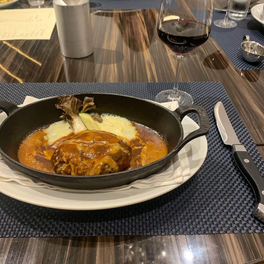 前谷楓さんのインスタグラム写真 - (前谷楓Instagram)「この間友人とお昼から贅沢lunchへ🍴🥩✨ 1枚目はパン🥖こう見えて、中身が空洞になってて、ミルクバターか岩塩をお好みで、、、！ メインはハンバーグ🤍🤍 ジューシーで柔らかくて美味しかったなぁ〜ワインと相性バッチリ🍷また行きたいなぁ✨😆 ． #ミスキャンパス関西学院大学2020 #ミスキャンパス関西学院大学 #エナジー溢れるお姉さん #mckg2020_no1  #カエグルメ #梅田ランチ #大阪グルメ #梅田グルメ  #btlsteak」9月13日 21時35分 - bibi_pilates