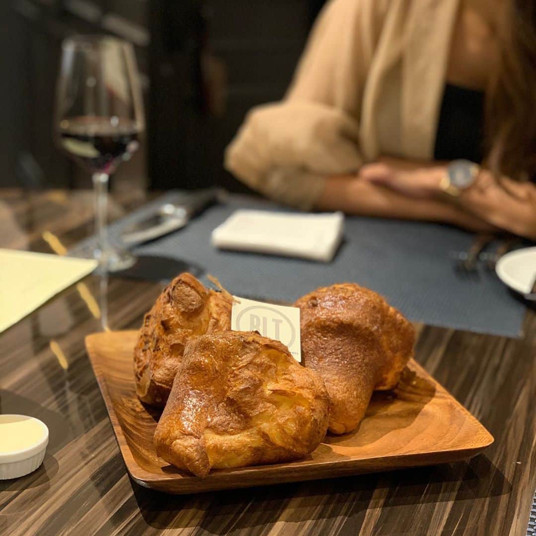 前谷楓さんのインスタグラム写真 - (前谷楓Instagram)「この間友人とお昼から贅沢lunchへ🍴🥩✨ 1枚目はパン🥖こう見えて、中身が空洞になってて、ミルクバターか岩塩をお好みで、、、！ メインはハンバーグ🤍🤍 ジューシーで柔らかくて美味しかったなぁ〜ワインと相性バッチリ🍷また行きたいなぁ✨😆 ． #ミスキャンパス関西学院大学2020 #ミスキャンパス関西学院大学 #エナジー溢れるお姉さん #mckg2020_no1  #カエグルメ #梅田ランチ #大阪グルメ #梅田グルメ  #btlsteak」9月13日 21時35分 - bibi_pilates