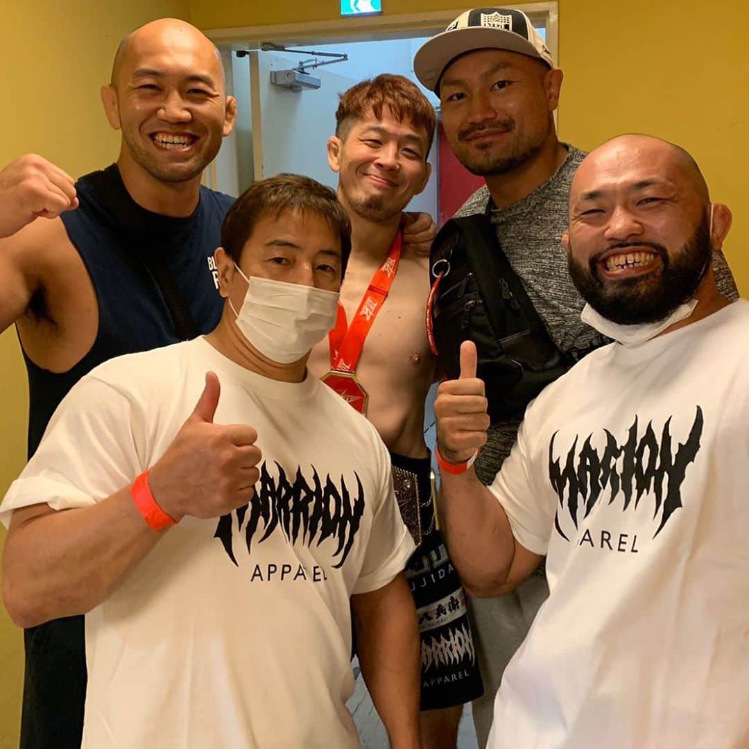 のインスタグラム：「草さん勝利！HEATライト級チャンピオンベルト奪取👑 草さんとは同い年の39歳。 1ラウンド終わり際の左ストレートは痺れました🤜💥 ベルト戴冠にふさわしい戦いぶりでした！ 本当におめでとう！！  #ONEchampionship #weareone #heat #mma #ldh #ldhmartialarts #exfight #加藤清尚 #草柳茂明 #チャンピオン #おめでとうございます #WEARETEAMCLIMB」