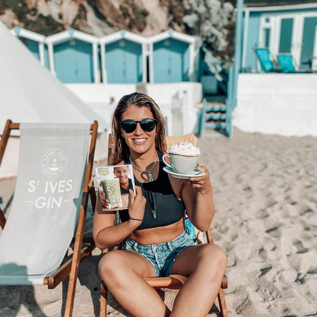 エイミー・ウィラートンのインスタグラム：「Life is all about #balance right !! I’ve certainly had my battles with my post baby body changes , but I need a lifestyle that allows me to be HUMAN as well as #greenjuice girl or I just go all or nothing with my diet 👧 so post my #5dayjuicecleanse I’m doing the @jasonvale 5:2 diet ... and hoping I can shift those last few pounds I gained from my baby , oh and the many , many pounds I gained in lockdown 🤣 enjoy the sunshine ☀️ #happysunday #postbabybody #bodyconfience」