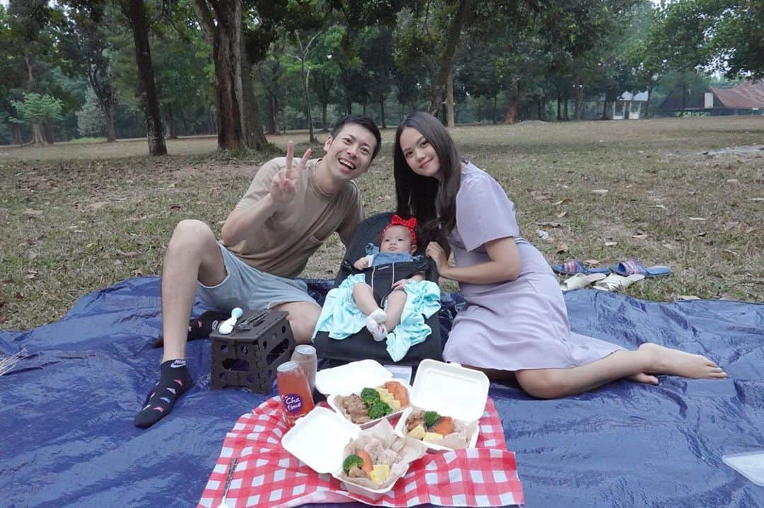 アキラ・コンチネンタル・フィーバーのインスタグラム：「🍙First family trip🏕  #baby #trip #あかちゃんのいる生活  #indonesia #インドネシア  #スマイル育児 #ベビフル」