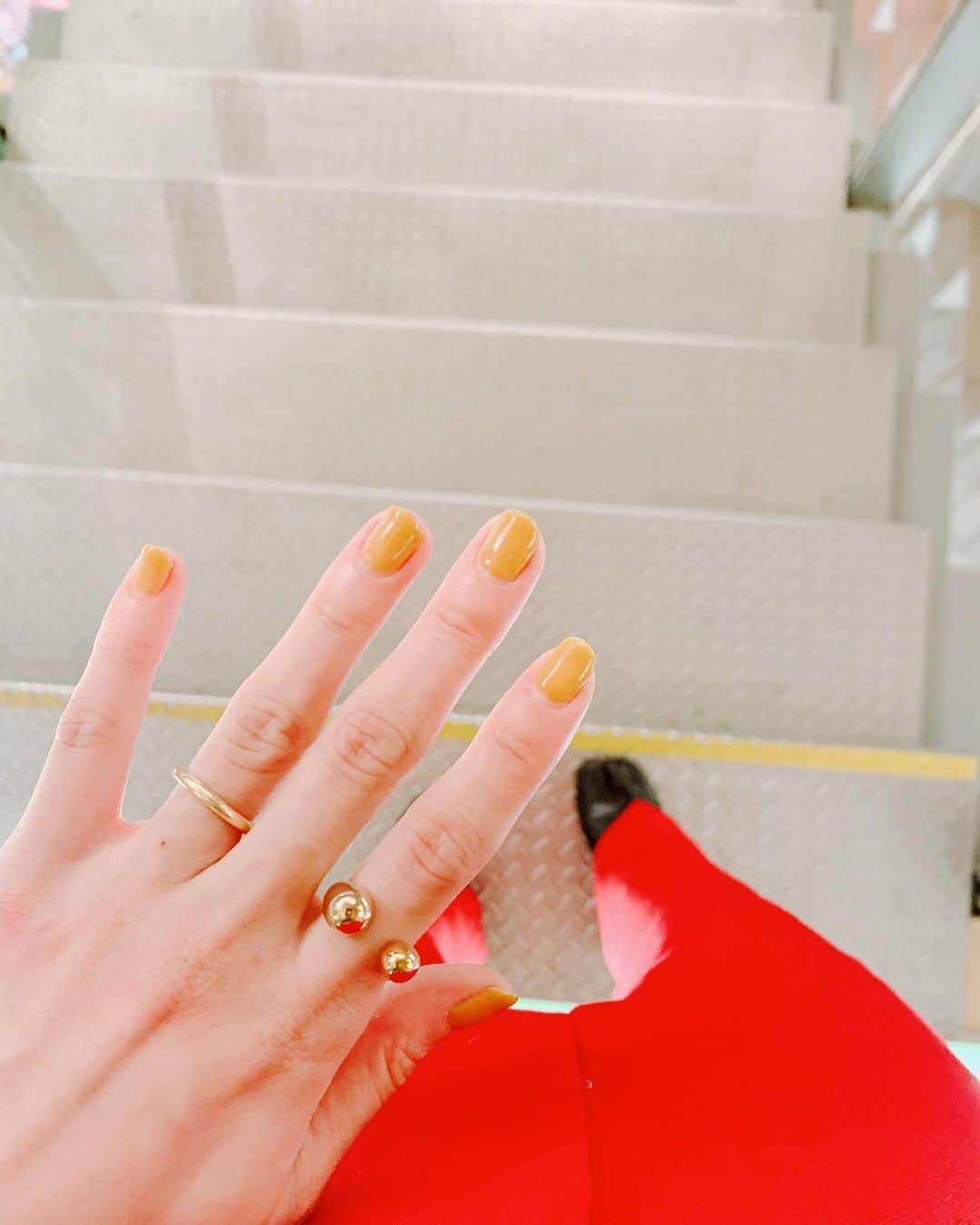 宮城舞さんのインスタグラム写真 - (宮城舞Instagram)「主婦の手ですなぁ😂 せめてもの爪は ワンカラーでも綺麗にしてないと 気分が上がらないので 毎月行ってます🕺  料理もするし 衛生的にもバランス的にも短めが好き💛 ちょい秋仕様のワンカラーに🥰  デザインあるけど 結婚指輪と相性が良いこの指輪は @_oku_shop でゲットしました🥰  #nail #なんか薬指怪我してるしw #自分の手好きくないけど載せますw #ママの手に似てきたな😂」9月13日 21時39分 - mai_miyagi