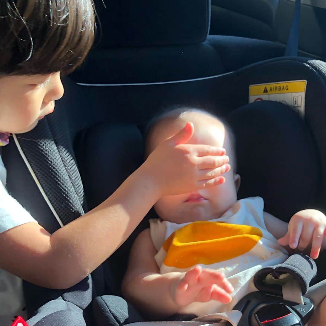 川島章良さんのインスタグラム写真 - (川島章良Instagram)「. . .  車でやさしいお姉ちゃんがいました。  ちょっとママを待っている間、駐車していたら優しいお姉ちゃんがいました。  きっぺい君が眩しがってたら  太陽から目を守ってあげてました。  かなりできるアシスタントさんですね。  ナイス。  #きあらちゃん  #きっぺいくん #親バカ部」9月13日 21時41分 - hannyakawashima