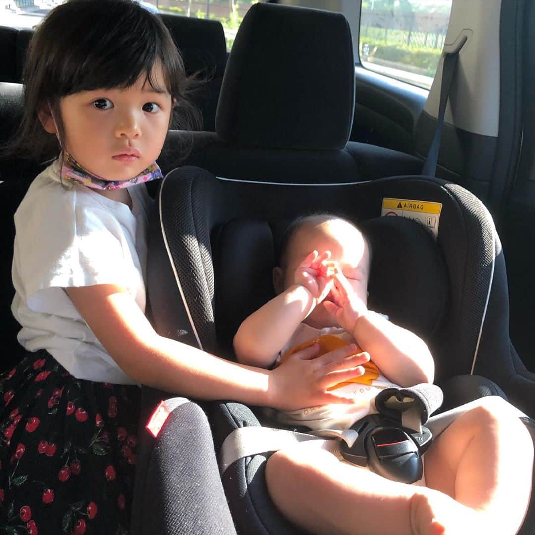 川島章良のインスタグラム：「. . .  車でやさしいお姉ちゃんがいました。  ちょっとママを待っている間、駐車していたら優しいお姉ちゃんがいました。  きっぺい君が眩しがってたら  太陽から目を守ってあげてました。  かなりできるアシスタントさんですね。  ナイス。  #きあらちゃん  #きっぺいくん #親バカ部」